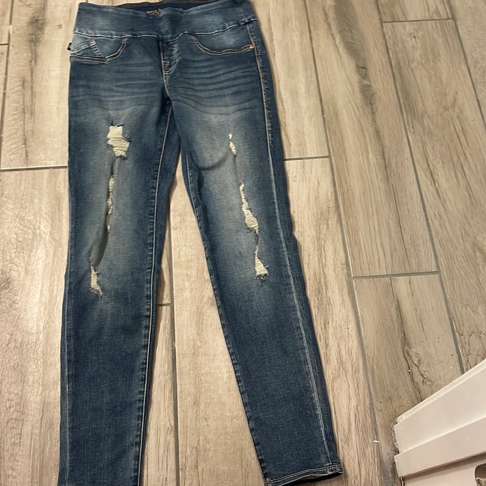 NWOT rock and republic fever pull on distressed jeans size 6M